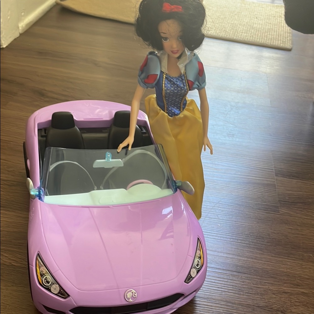 Disney Store Snow White in Her Convertible Lavander Car. Perfect condition
